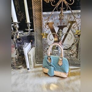 Sky Monogram Vernis Alma Nano